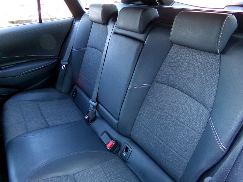 Toyota Corolla STYLE TECH 1,8 HEV 103kW AT full