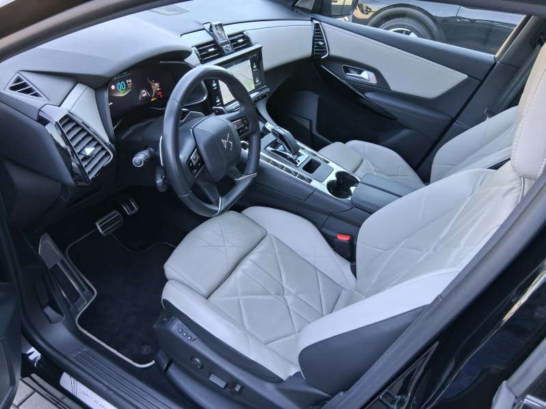 DS Automobiles DS7 CROSSBACK ESPRIT D. V. 1.6 E-Tense 4×4 full