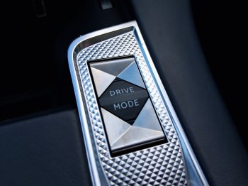 DS Automobiles DS7 CROSSBACK ESPRIT D. V. 1.6 E-Tense 4×4 full