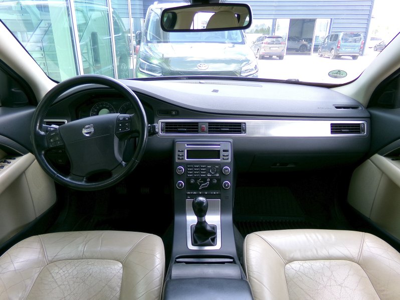 Volvo V70 MOMENTUM 2,4 120kW full