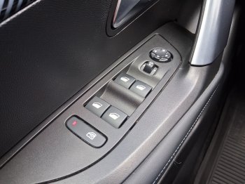Peugeot 2008 ALLURE 1.5 BlueHDi 96 kW full