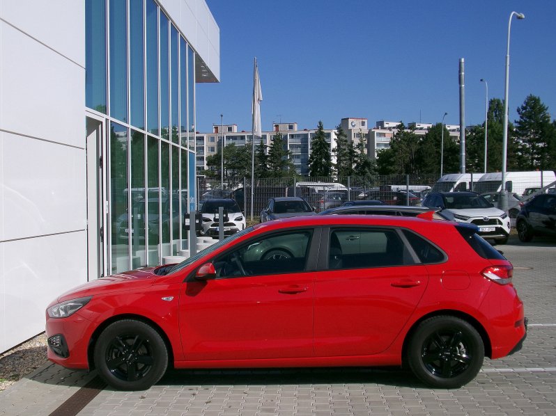 Hyundai i30 1,5i 81kW 1.MAJITEL full