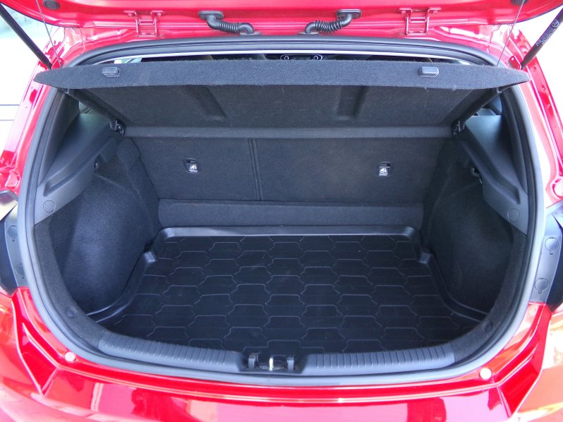 Hyundai i30 1,5i 81kW 1.MAJITEL full