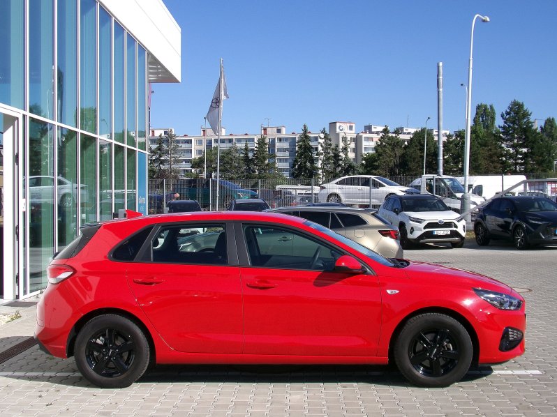 Hyundai i30 1,5i 81kW 1.MAJITEL full