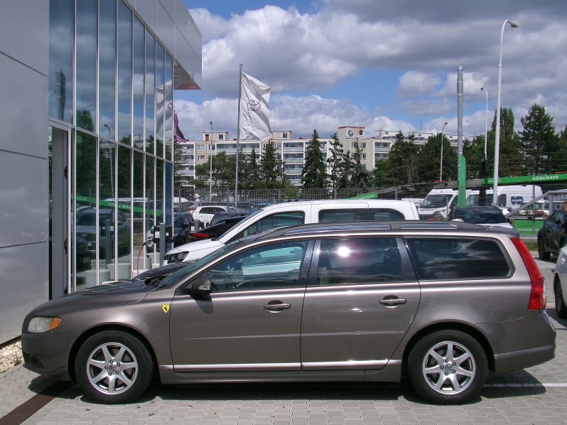 Volvo V70 MOMENTUM 2,4 120kW full