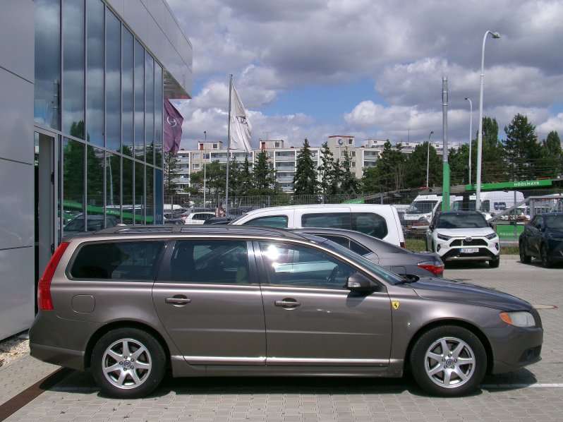 Volvo V70 MOMENTUM 2,4 120kW full
