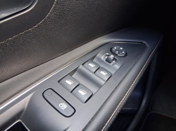 Peugeot 5008 GT LINE 1.6 PT 133 kW full