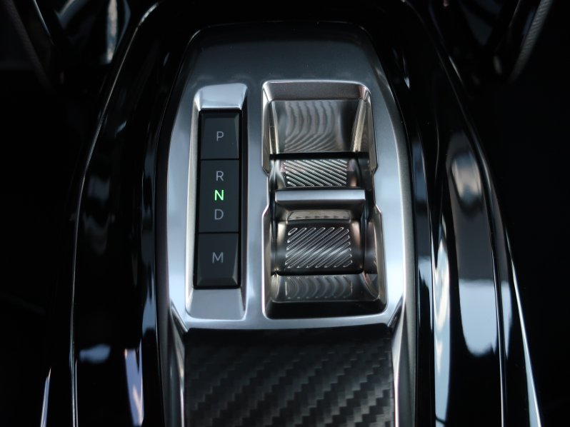 Peugeot 2008 ALLURE Hybrid 145 e-DCS6 full