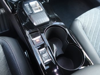 Peugeot 2008 ALLURE Hybrid 145 e-DCS6 full