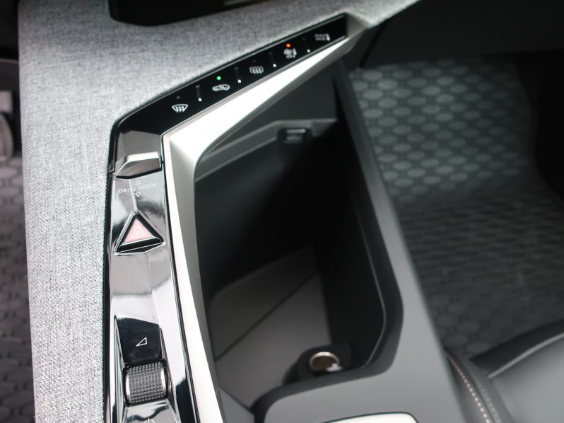 Peugeot 3008 ALLURE Hybrid 145 e-DCS6 full