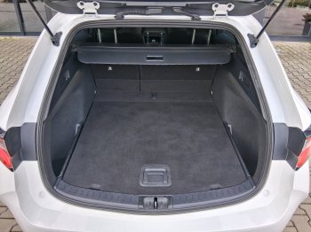 Toyota Corolla COM. TECH STYLE 1.8 Hyb. 90 kW full