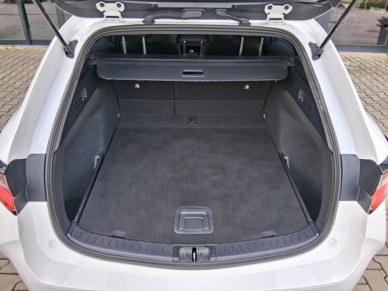 Toyota Corolla COM. TECH STYLE 1.8 Hyb. 90 kW full