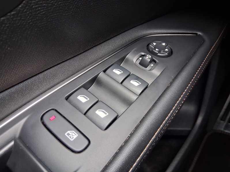 Peugeot 5008 GT LINE 1.6 PureTech 133 kW full