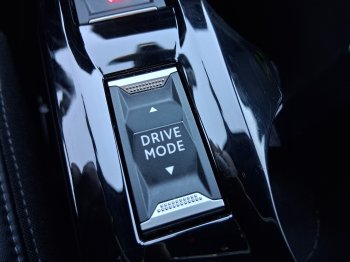 Peugeot 2008 GT 1.2 PureTech 114 kW full