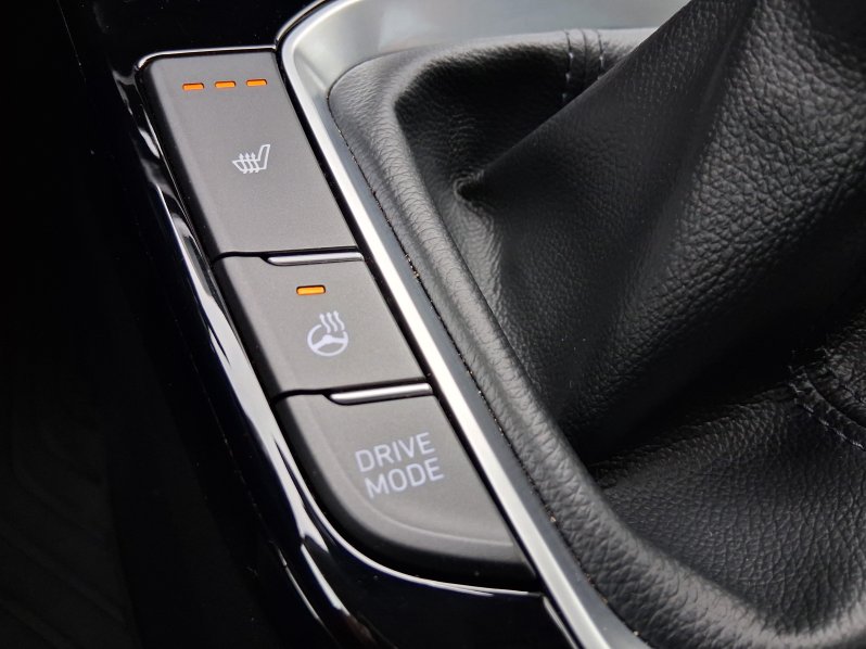 Hyundai i30 FAMILY 1.5 T-GDi MHEV 103 kW full