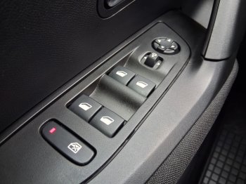 Peugeot 2008 ACTIVE PACK 1.2 PureTech 96 kW full