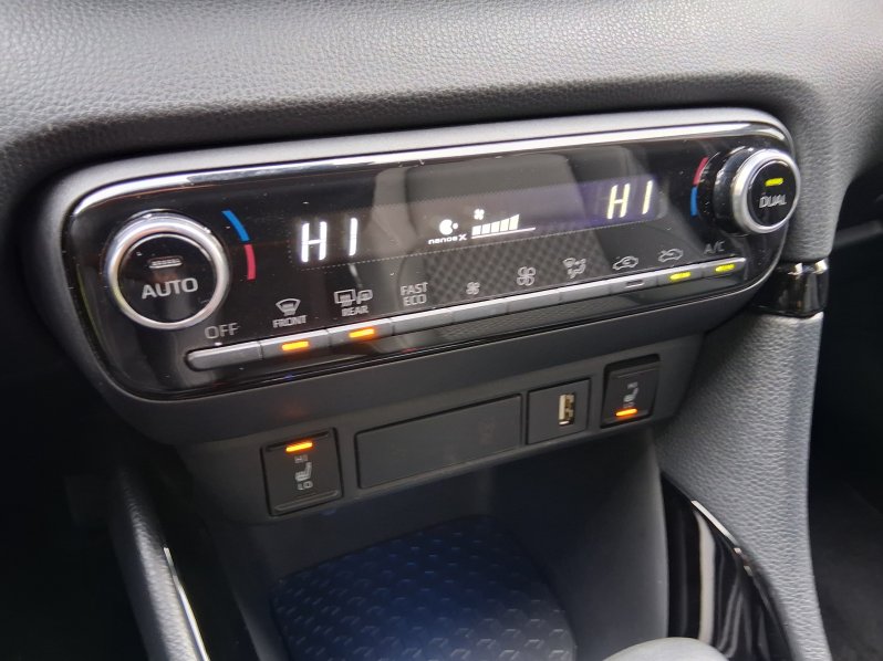 Toyota Yaris SELECTION STYLE 1.5 Hyb. 85 kW full