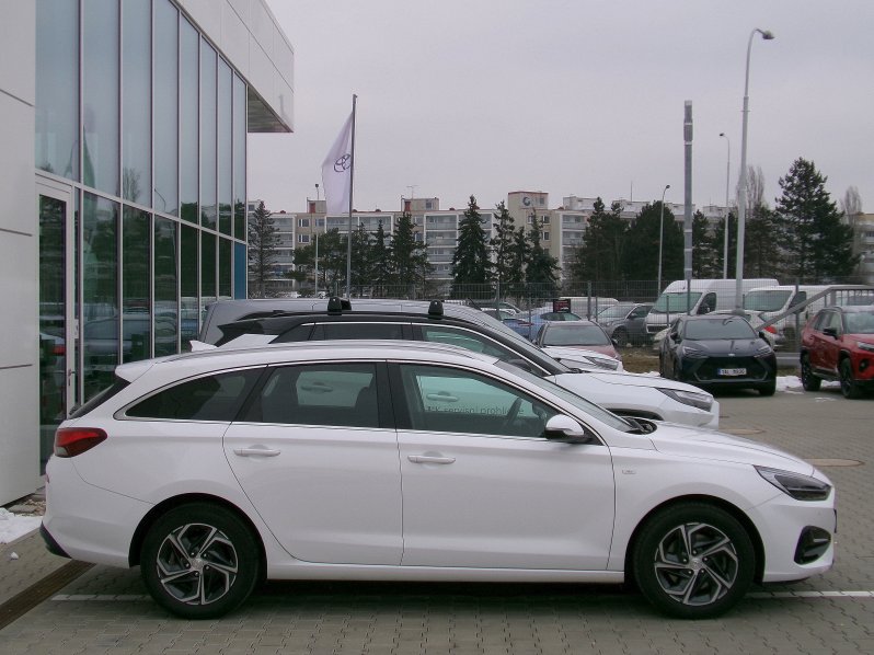 Hyundai i30 SMART+ NAV 1,5 TGDI MHEV 117kW full