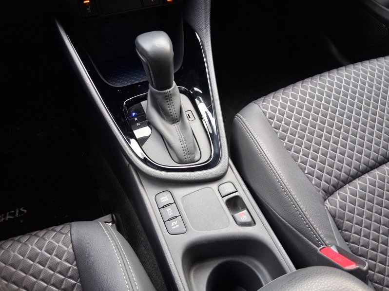 Toyota Yaris SELECTION STYLE 1.5 Hyb. 85 kW full