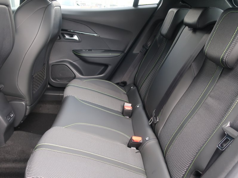 Peugeot 2008 GT Hybrid 136 e-DCS6 full