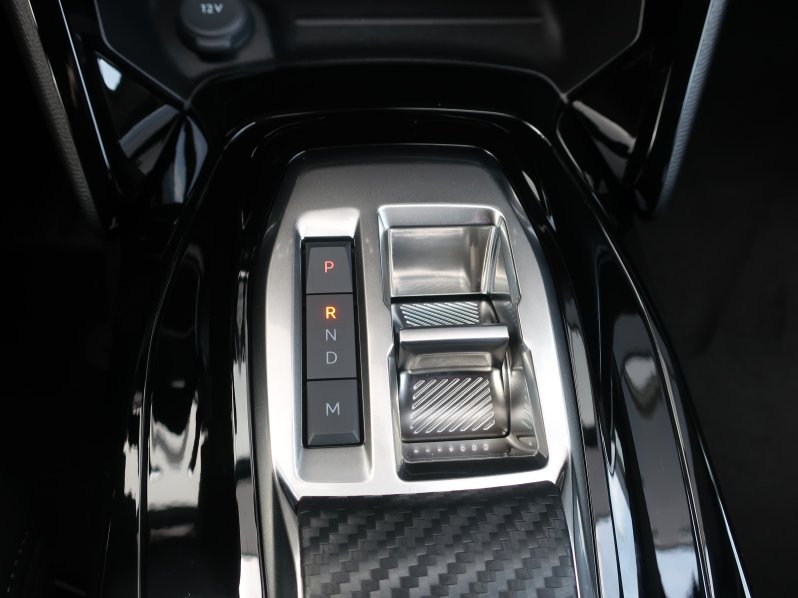 Peugeot 2008 GT Hybrid 136 e-DCS6 full