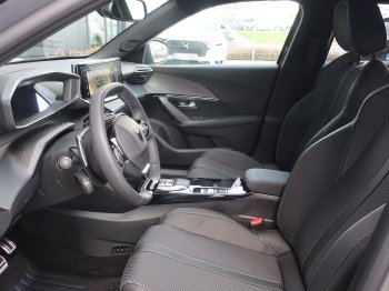 Peugeot 2008 GT Hybrid 136 e-DCS6 full